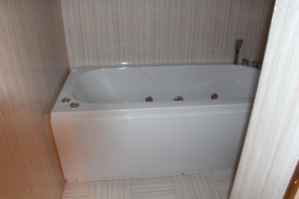 Legacy Hotel バトゥーミ 部屋 写真